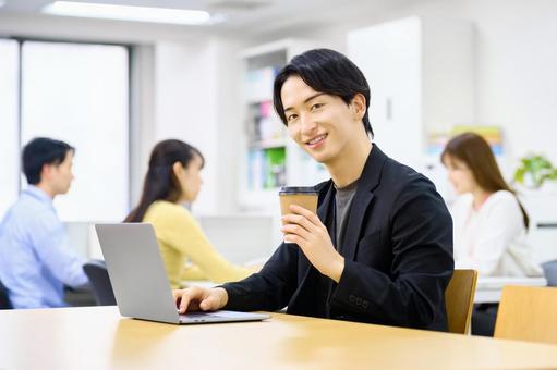 仕事中コーヒーを飲むビジネスマン ビジネスマン,デスクワーク,休憩の写真素材