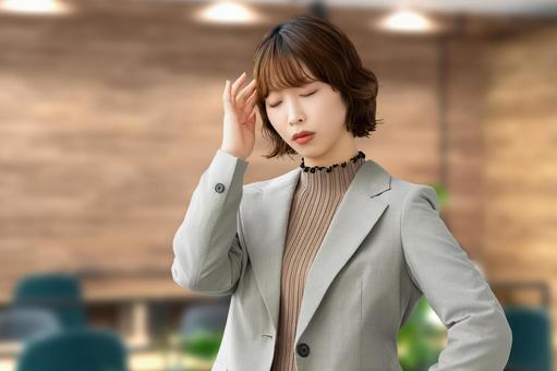 考えごとをする女性・ビジネスウーマン 女性,考える,悩むの写真素材