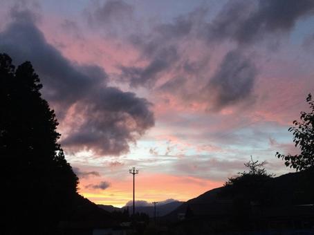 山を染める美しいピンク色の夕焼け 山を染める美しいピンク色の夕焼けの写真