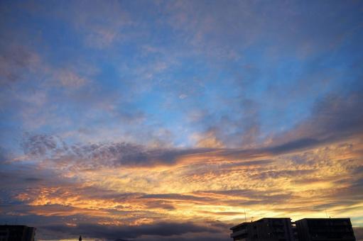 美しい夕焼け空と街のシルエット 美しい夕焼け空と街のシルエット オレンジ色,ビル,住宅の写真素材