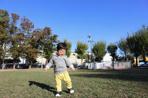 初めての冒険、公園での笑顔 初めての冒険、公園での笑顔 子供,男の子,幼児の写真素材