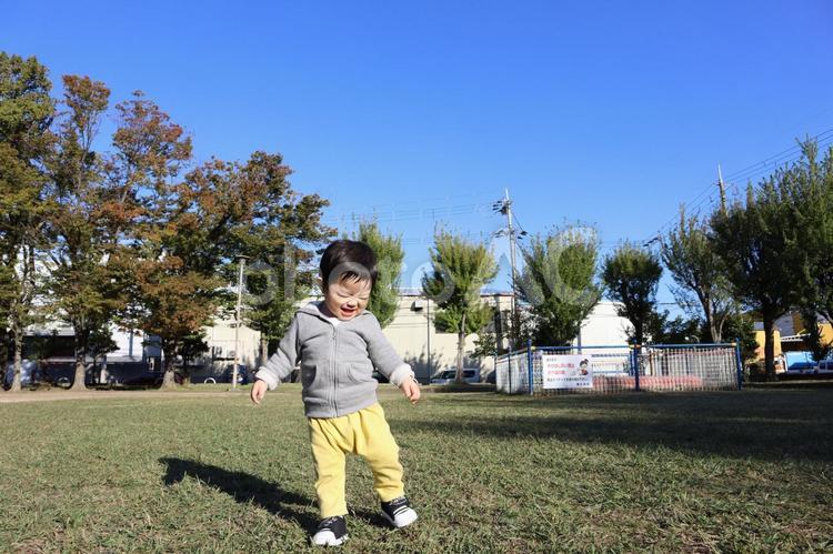 初めての冒険、公園での笑顔 子供,男の子,幼児の写真素材