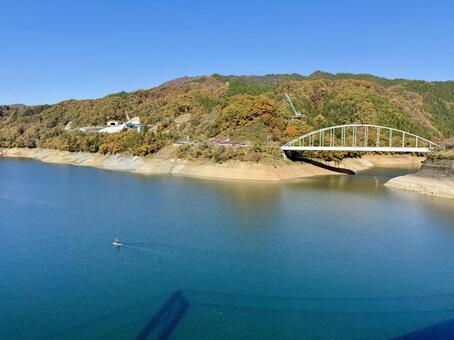 秋晴れの九頭竜湖　紅葉の山肌 工事現場,斜面,大野市の写真素材