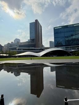 池に反射する梅田の高層ビル 池に反射する梅田の高層ビル 梅田,大阪市,府中の写真素材