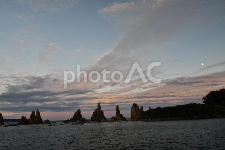 橋杭石の夕日　空と雲　 自然,晴れ,たそがれの写真素材