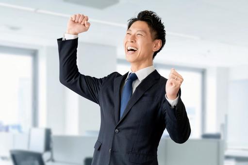 ガッツポーズで喜ぶ男性ビジネスマン ガッツポーズで喜ぶ男性ビジネスマン 男性,ガッツポーズ,喜ぶの写真素材