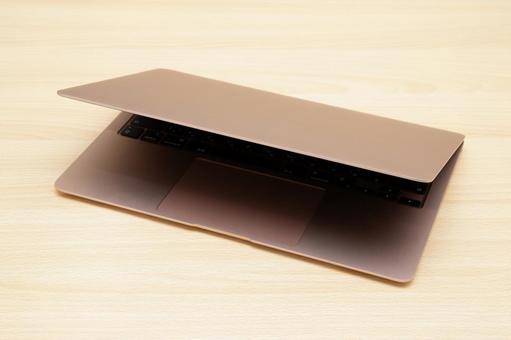 ピンクのパソコンの写真