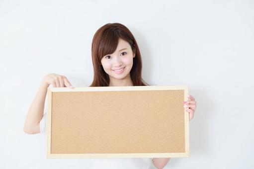 メッセージボードを持つ女性 メッセージボードを持つ女性の写真