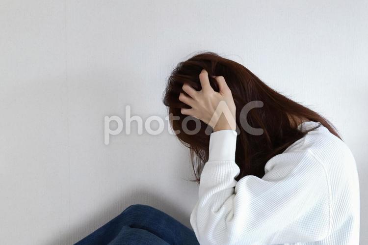 頭を抱える女性　悩みイメージ 困る,悩む,悲しいの写真素材