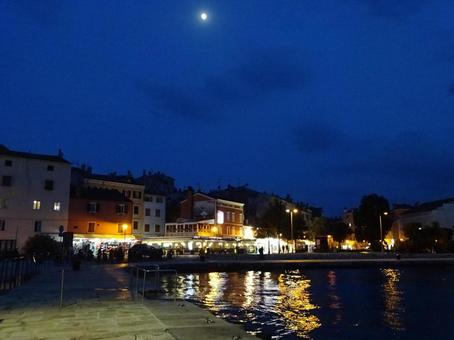 クロアチア　月夜の街 クロアチア,街並み,夜の写真素材