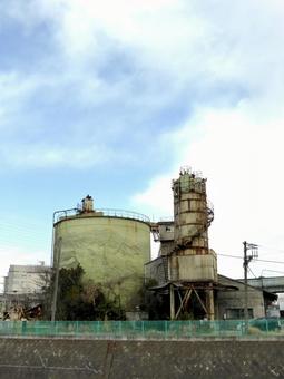 川沿いに建つプラント施設 川沿いに建つプラント施設の写真