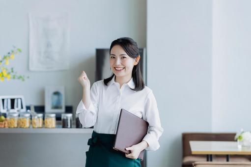 カフェで働く若い女性 カフェで働く若い女性 ガッツポーズ,飲食店,カフェの写真素材