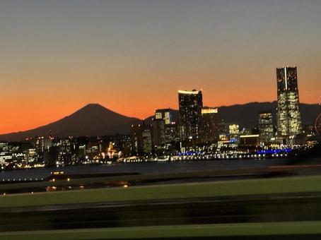 富士山と横浜の街並み 富士山と横浜の街並みの写真