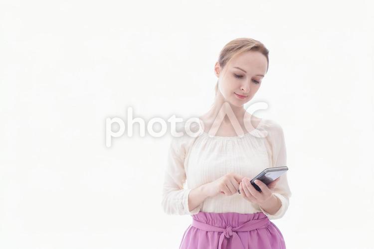 スマホアプリを使う笑顔の若い女性 スマートフォン,写真,教室の写真素材