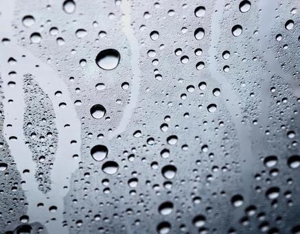 雨の日の窓ガラスと水滴 雨の日の窓ガラスと水滴の写真