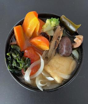 R7.10.21 人参などの具沢山みそ汁 R7.10.21 人参などの具沢山みそ汁 朝食,具沢山みそ汁,具だくさんみそ汁の写真素材