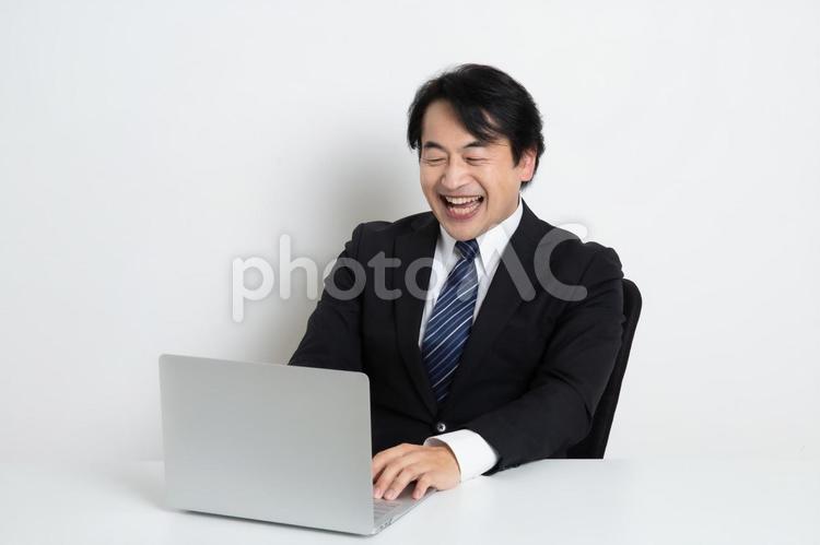 仕事がうまくいって喜んでいる中年のサラリーマン男性 中年,上司,会社員の写真素材