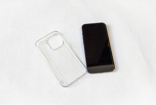 黒いスマホと透明のスマホカバー 黒いスマホと透明のスマホカバー スマートフォン,スマホ,携帯の写真素材