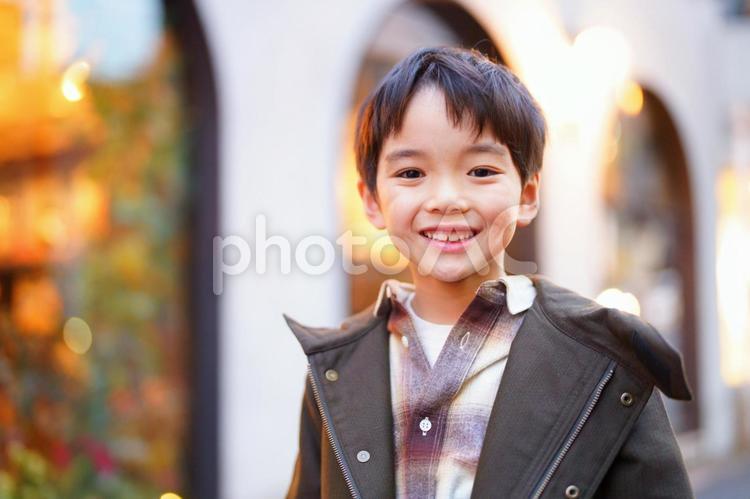 屋外を歩く男の子 男の子,小学生,人物の写真素材