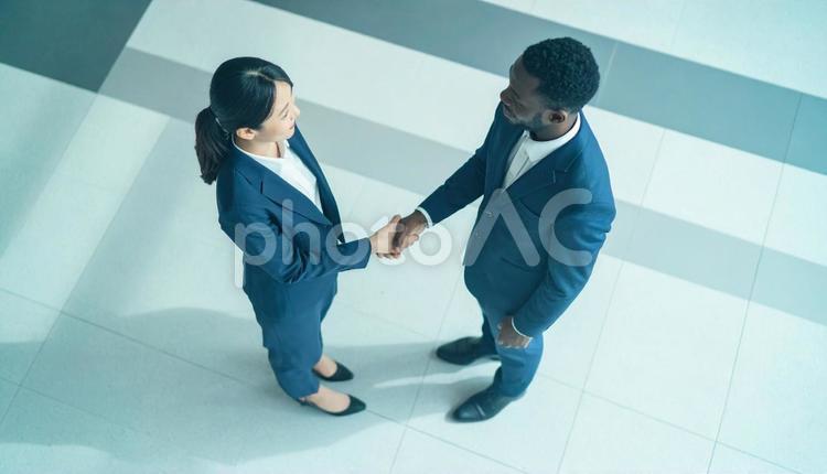 外国人ビジネスマンと握手する日本人女性 ビジネス,目指す,自信の写真素材