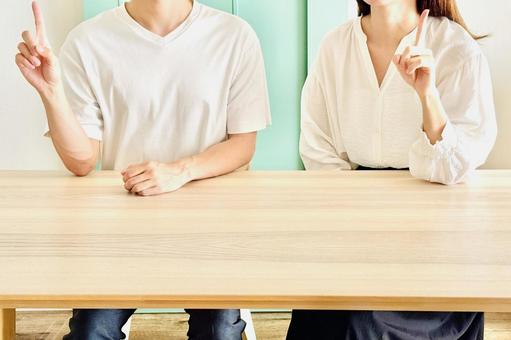 指を立ててアイディアを示す男女二人 指を立ててアイディアを示す男女二人 提案,アイディア,夫婦の写真素材