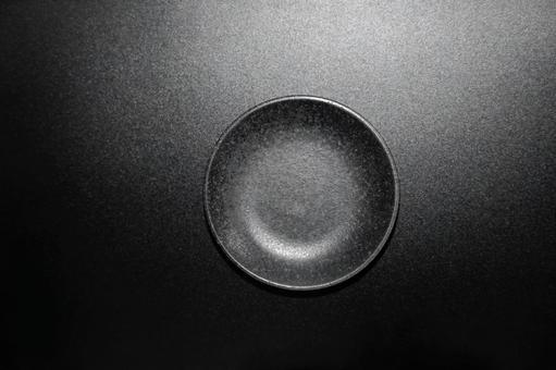 黒背景に黒い皿 黒背景に黒い皿 皿,高級感,黒の写真素材