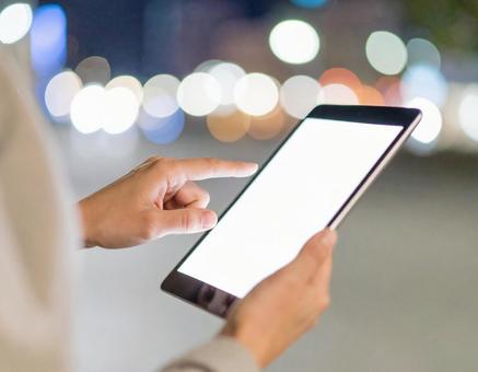 夜の屋外で電子機器を使うの写真