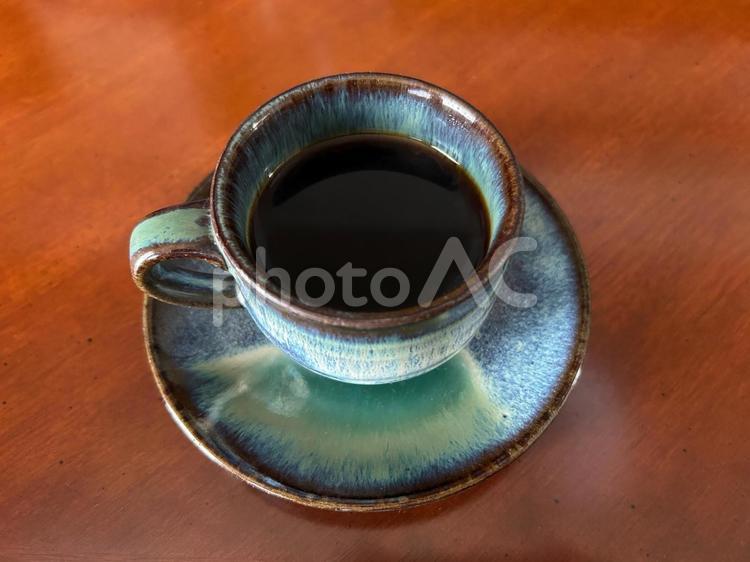 ウッドテーブルに置いた淹れたてのコーヒー コーヒー,コーヒーカップ,ブラックの写真素材
