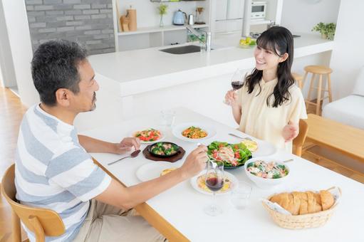 ダイニングで食事をするミドルの夫婦 ダイニングで食事をするミドルの夫婦 食事,家族,夫婦の写真素材