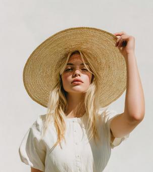 夏の日差しを浴びる女性 夏の日差しを浴びる女性の写真