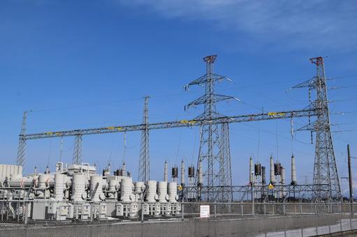 屋外変電設備と送電塔 屋外変電設備と送電塔 屋外変電設備と送電塔,屋外変電設備,変電設備の写真素材