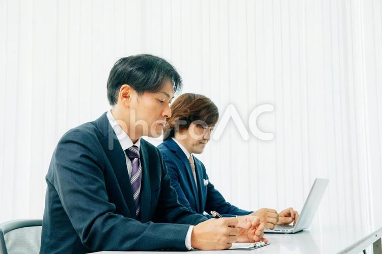 考えるビジネスマン・面接官 考えるビジネスマン・面接官 面接官,面接,就職活動の写真素材