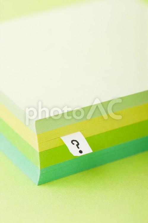 クエスチョンマークとメモ帳 はてな,アクセント,クエスチョンの写真素材
