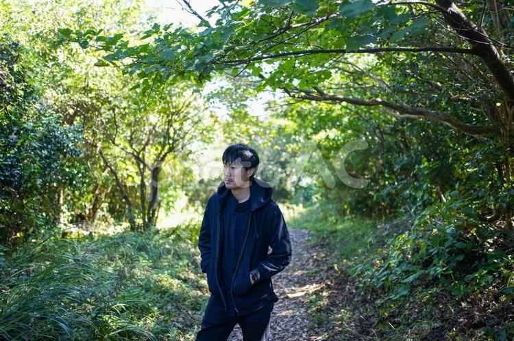 山道と森と男性 道,男性,男の写真素材