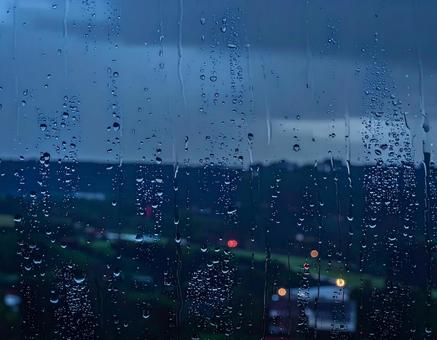 夕方の雨と濡れた窓ガラス 夕方の雨と濡れた窓ガラスの写真