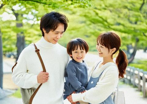 新緑の中の親子 新緑の中の親子の写真