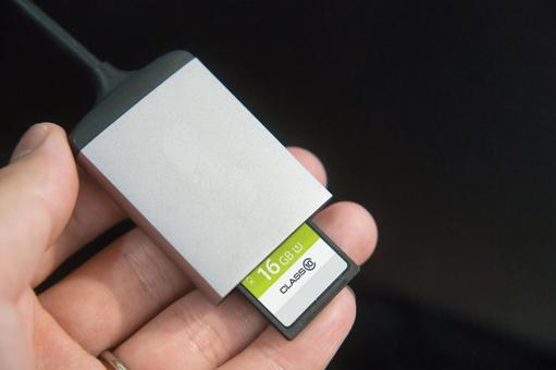 手のひらに乗せたSDカードリーダー 手のひらに乗せたSDカードリーダー sdカード,sdカードリーダー,メモリーカードの写真素材