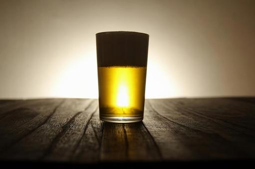 木製テーブルのビールグラス 木製テーブルのビールグラスの写真