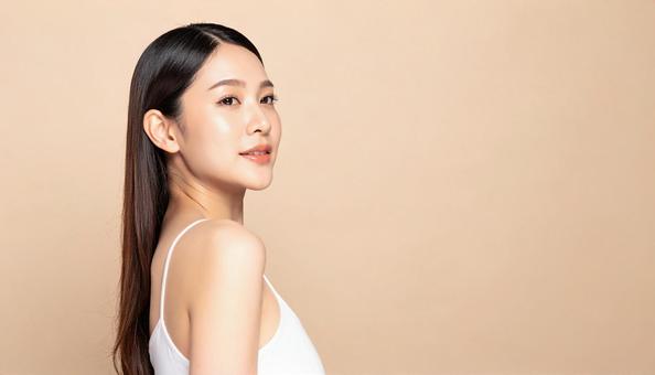 横顔の女性 スキンケア 美容 上半身 横顔の女性 スキンケア 美容 上半身の写真