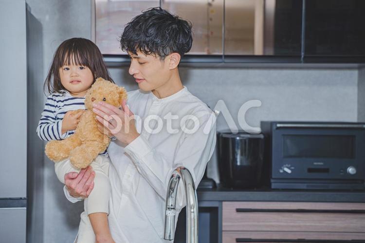 ぬいぐるみを持つ女の子とパパ 男性,子ども,イクメンの写真素材