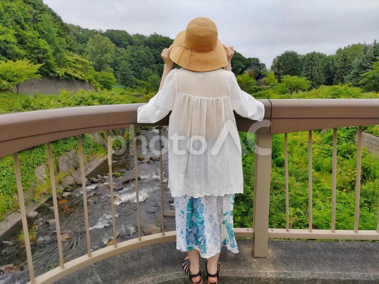 橋から川を見下ろす女性 人,女性,アラサーの写真素材