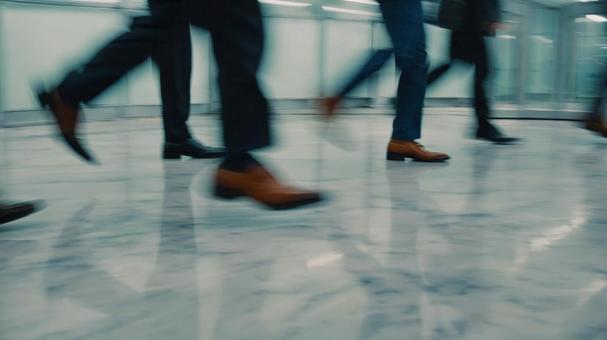 会社員たちが走ってくる 会社員たちが走ってくるの写真