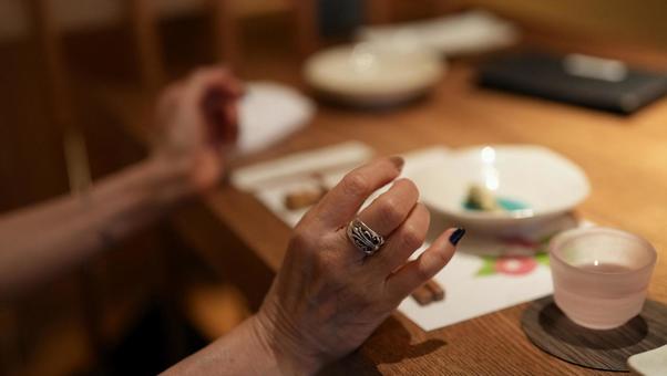 料理を食べる女性の手 料理を食べる女性の手 食事,女性,手の写真素材