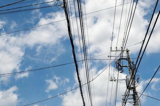 夏の空と電柱 夏の空と電柱の写真