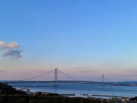夕暮れ空と明石海峡大橋の見える風景 明石海峡大橋,夕焼け,空の写真素材