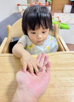 離乳食 つかみ食べの練習 離乳食 つかみ食べの練習の写真