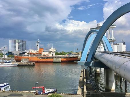 ポートブリッジと南極観測船ふじ ポートブリッジと南極観測船ふじ 名古屋港,ポートブリッジ,南極観測船ふじの写真素材