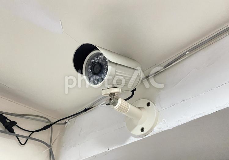 屋内に設置された台座付き監視カメラ 監視カメラ,防犯カメラ,防犯の写真素材