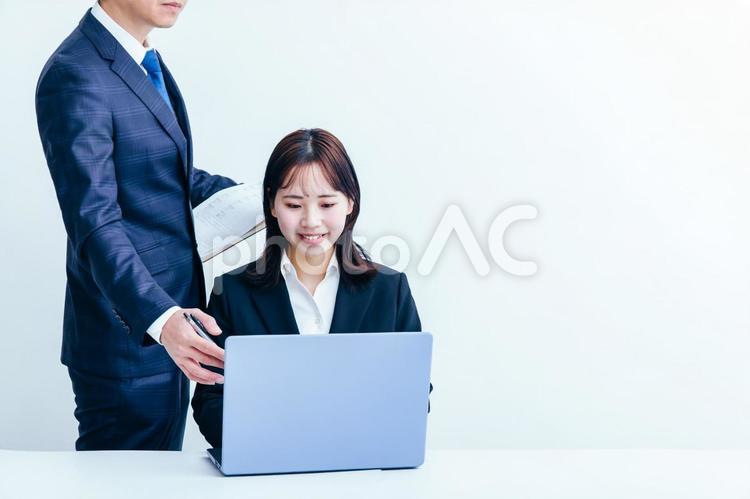 上司と部下 女性,スーツ,白背景の写真素材
