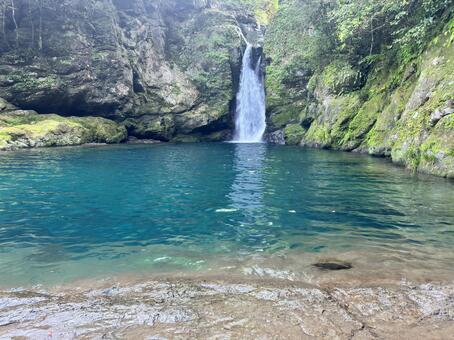 神秘的な青さを湛えるにこ淵の滝壺 横位置,滝,滝壺の写真素材